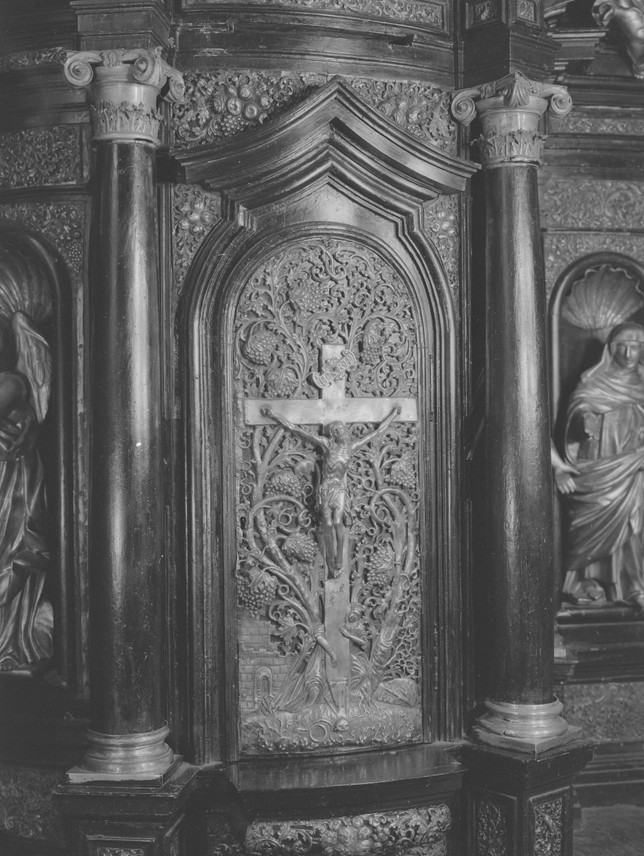 klasztor ss. Klarysek - kościół pw. św. Andrzeja - wnętrze - prezbiterium - ołtarz główny - tabernakulum - fragment - drzwiczki z Ukrzyżowanym Chrystusem, skan 1