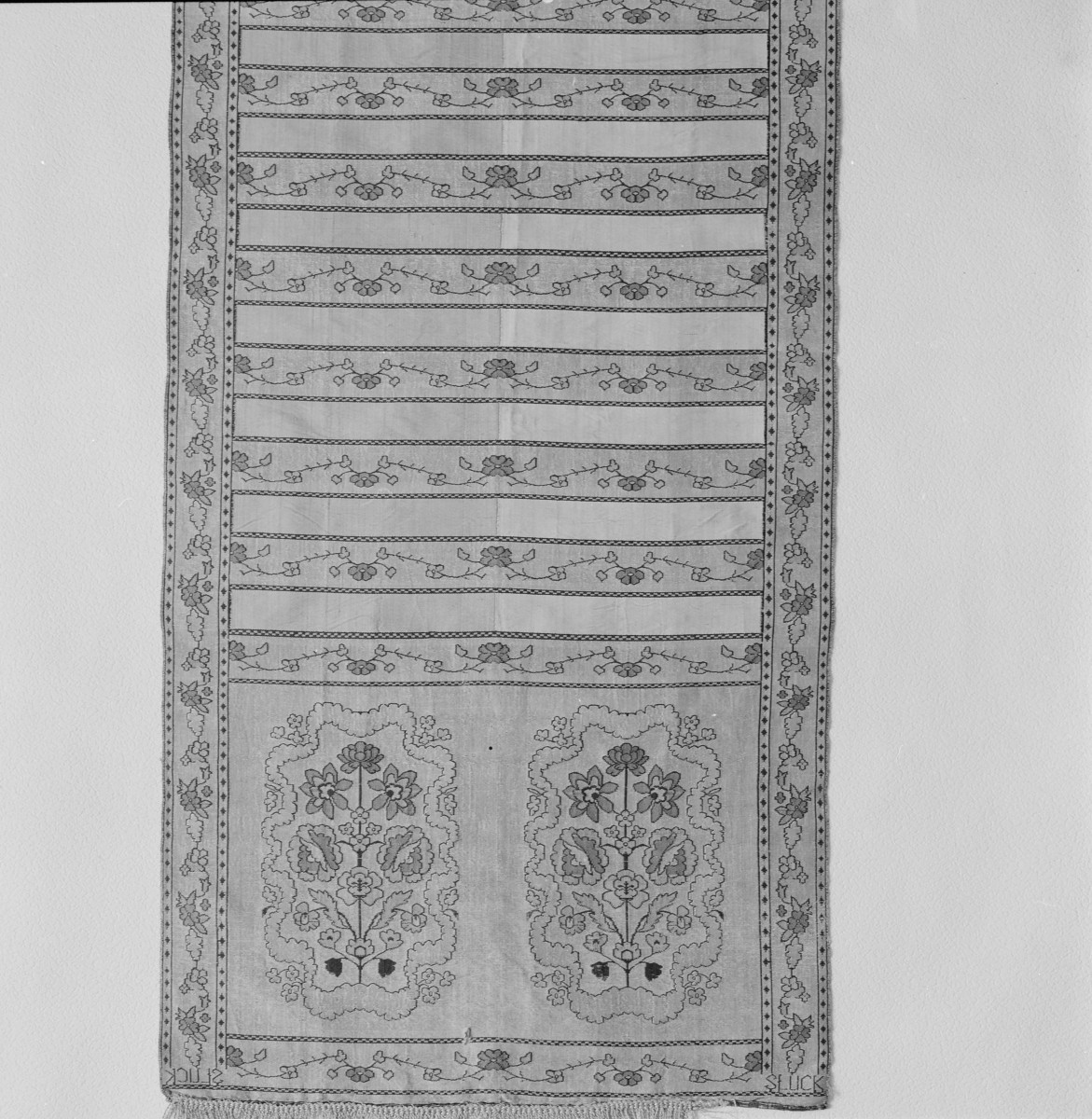 Muzeum Narodowe - zbiory - pas lity czterostronny - Słuck /Jan Madżarski 1767 - 1780 rok/ - głowa i wciąża /fragment/ - awers, skan 1
