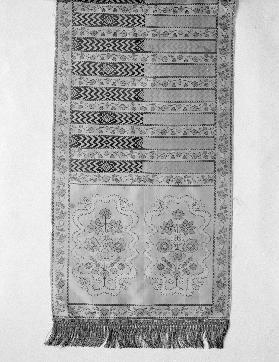 Muzeum Narodowe - zbiory - pas jedwabny czterostronny - Słuck /Jan Madżarski 1767 - 1780 rok/ - głowa i wciąża /fragment/ - awers, skan 1