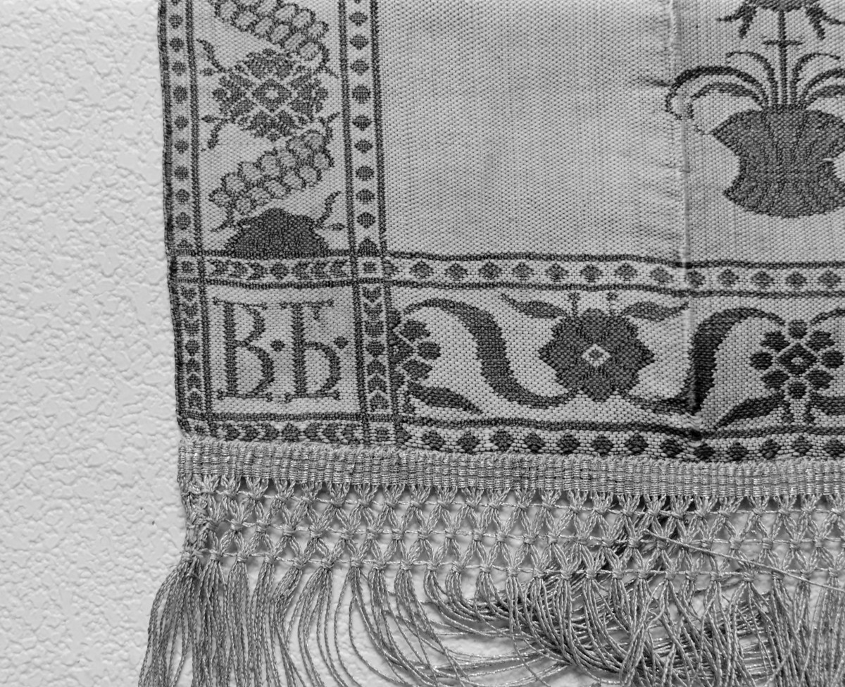 Muzeum Narodowe - zbiory - pas jedwabny dwustronny - Rosja /XVIII wiek/ - głowa i wciąża /fragment/ - sygnatura, skan 1