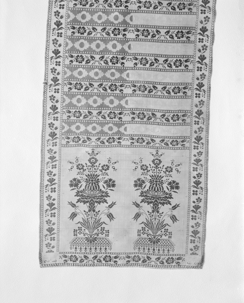 Muzeum Narodowe - zbiory - pas jedwabny czterostronny - Lyon /1785 - 1792 rok/ - głowa i wciąża /fragment/ - awers, skan 1