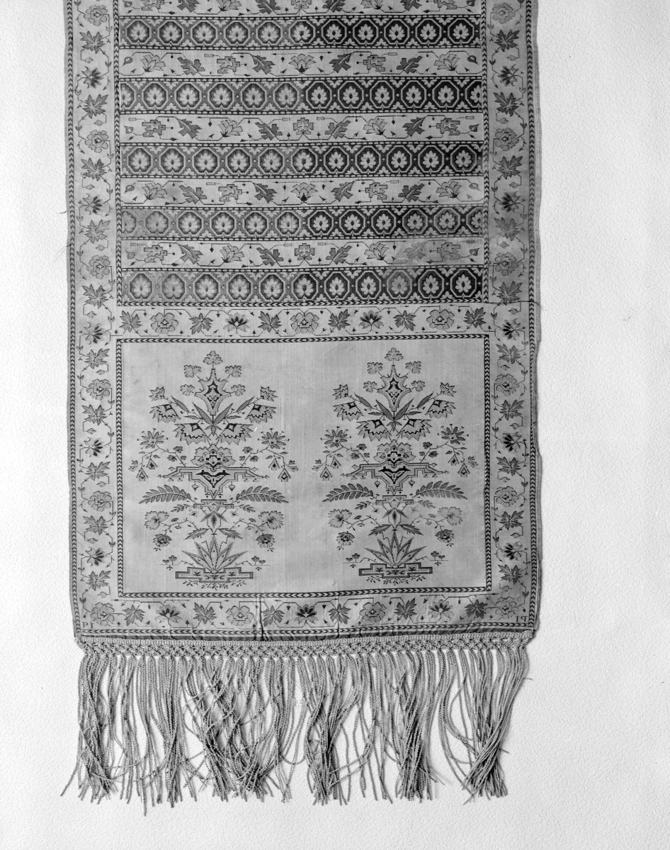 Muzeum Narodowe - zbiory - pas jedwabny czterostronny - Lyon /1789 - 1792 rok/ - głowa i wciąża /fragment/ - awers, skan 1