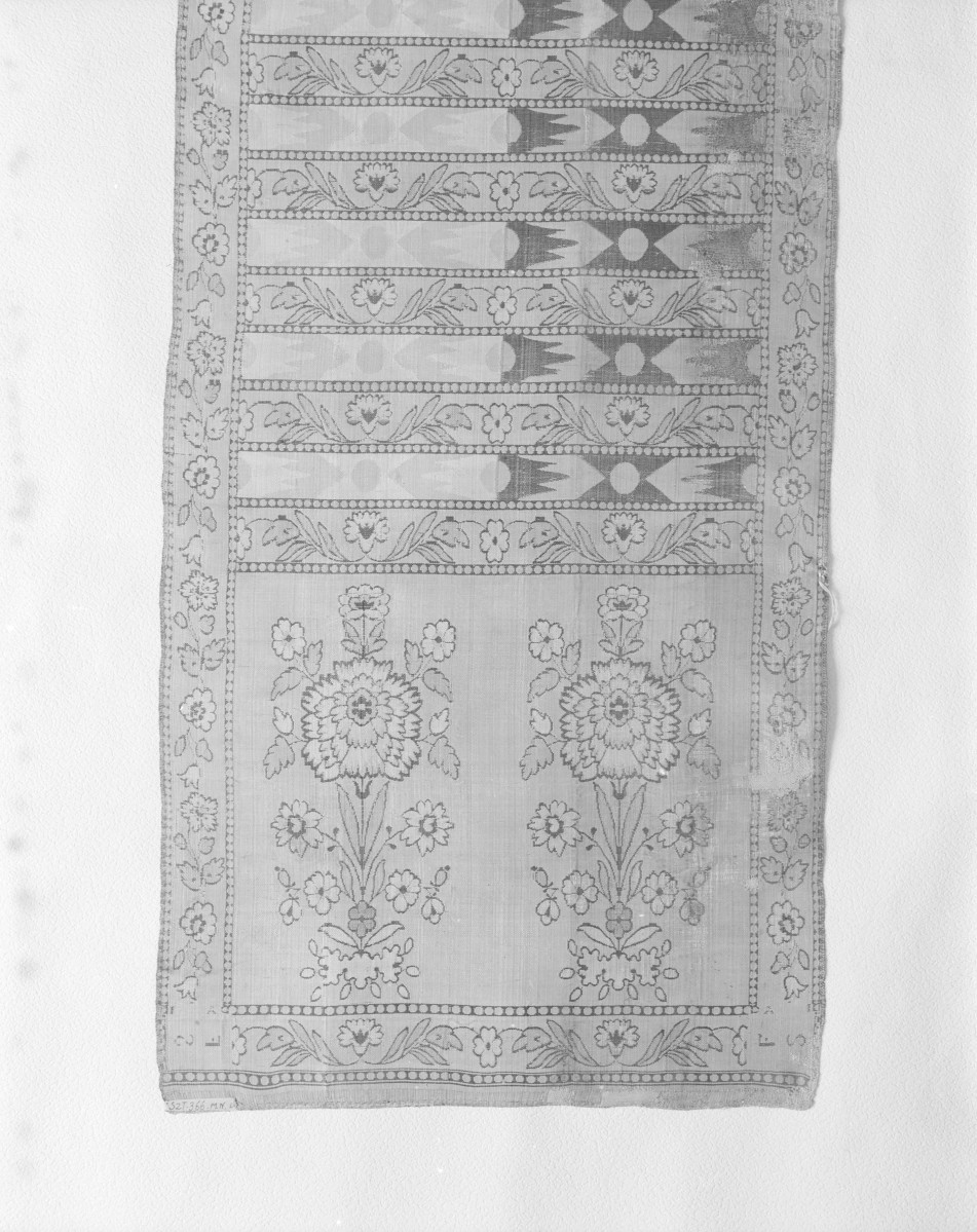 Muzeum Narodowe - zbiory - pas lity czterostronny - Kraków /XVIII wiek/ - głowa i wciąża /fragment/ - awers, skan 1