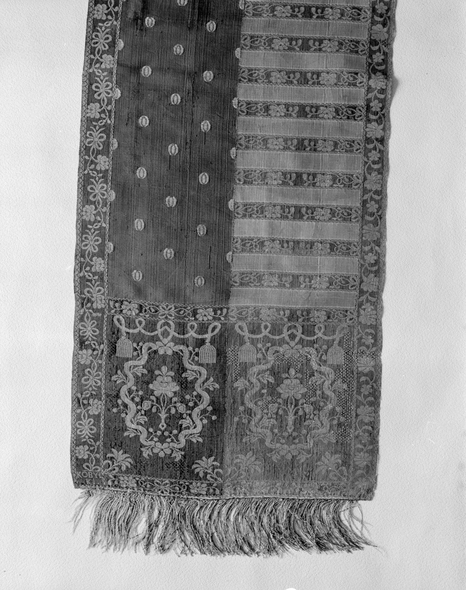 Muzeum Narodowe - zbiory - pas lity czterostronny - Kobyłka /1781 - 1784 rok/ - głowa i wciąża /fragment/ - awers, skan 1