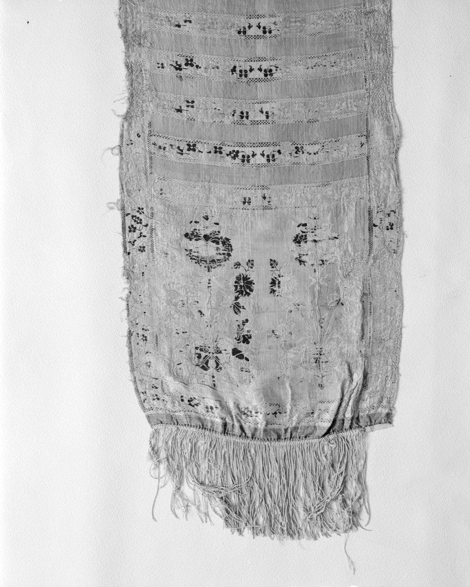 Muzeum Narodowe - zbiory - pas jedwabny czterostronny - Kobyłka /Szczepan Filsjean 1787 - 1794 rok/ - głowa i wciąża /fragment/ - awers, skan 1