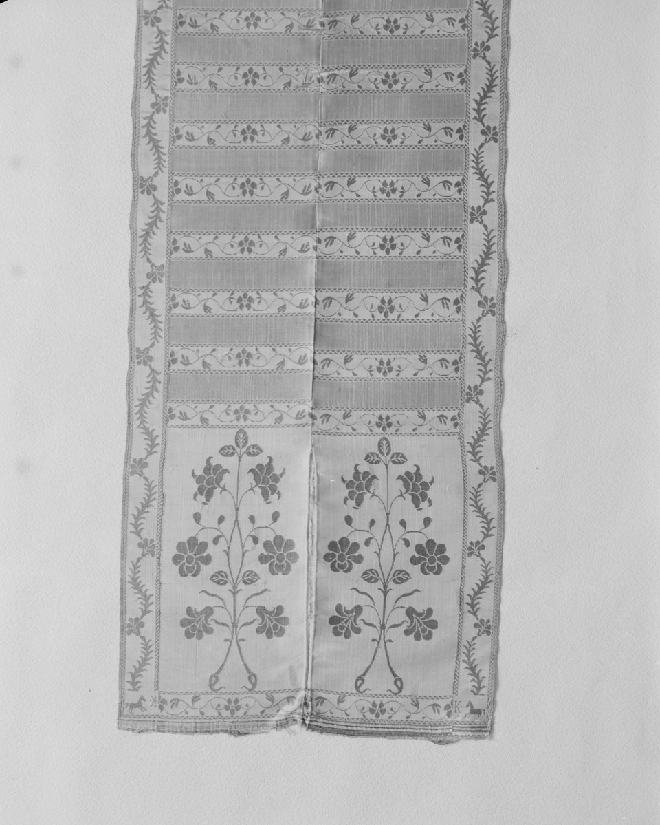 Muzeum Narodowe - zbiory - pas jedwabny dwustronny - Kobyłka /1781 - 1784 rok/ - głowa i wciąża /fragment/ - awers, skan 1