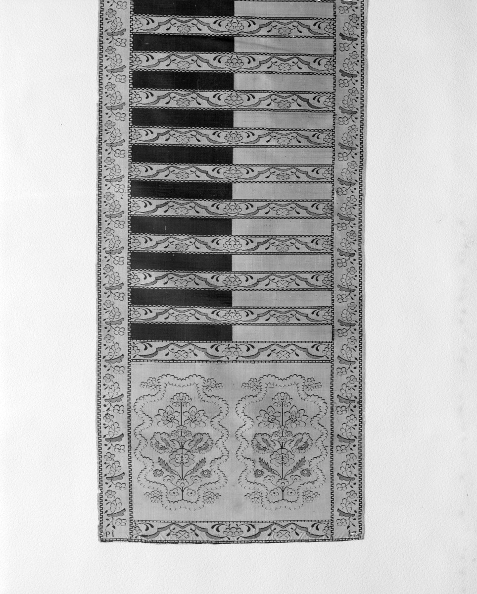 Muzeum Narodowe - zbiory - pas jedwabny czterostronny - Lyon /1789 - 1792 rok/ - głowa i wciąża /fragment/ - awers, skan 1