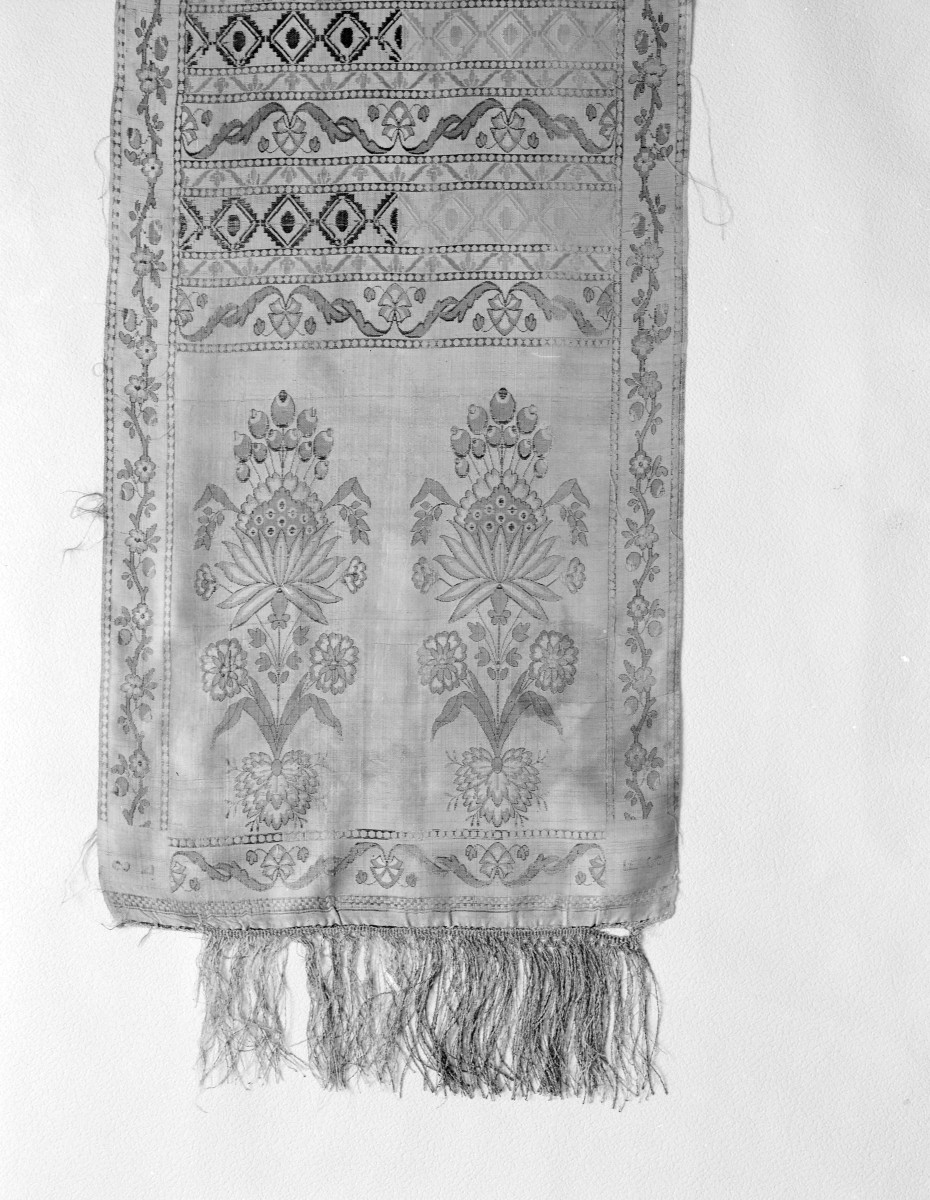 Muzeum Narodowe - zbiory - pas jedwabny czterostronny - Lyon /1785 - 1792 rok/ - głowa i wciąża /fragment/ - awers, skan 1