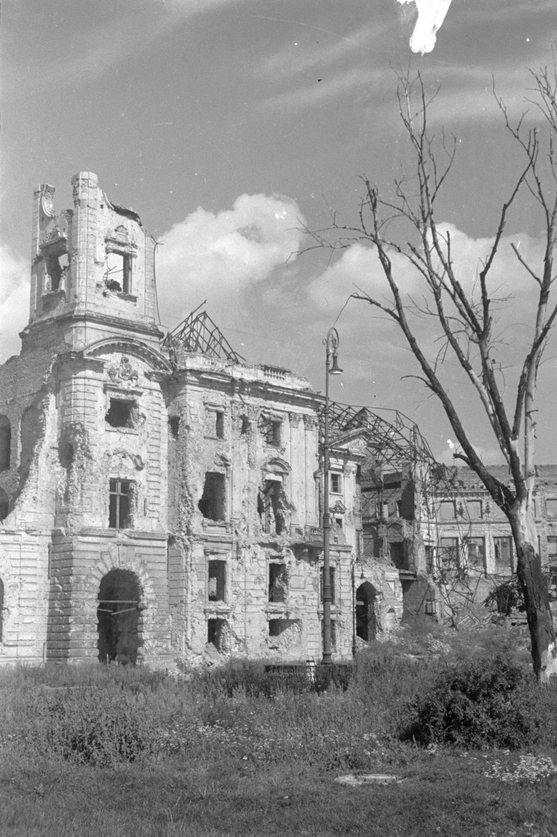 ratusz, Pałac Jabłonowskich - widok ruin od frontu, skan 1