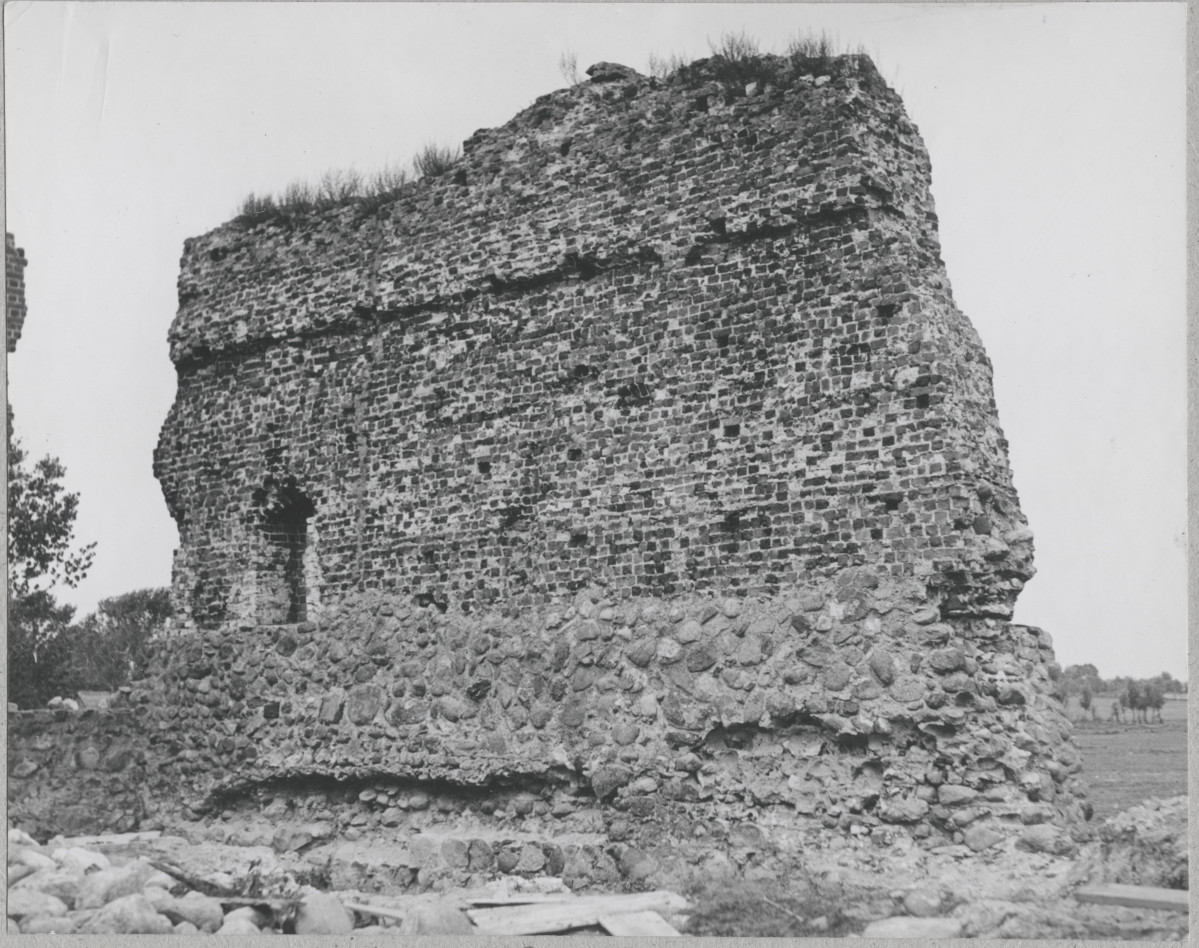 Zespół zamkowy - fragment muru, widok od strony płd. , skan 1