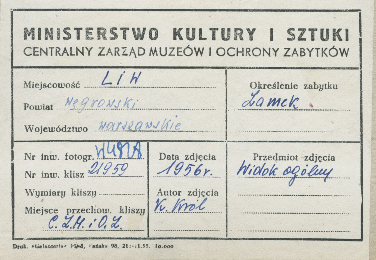 Zespół zamkowy - widok ogólny ruin od strony płd. - wsch. - metryczka, skan 1