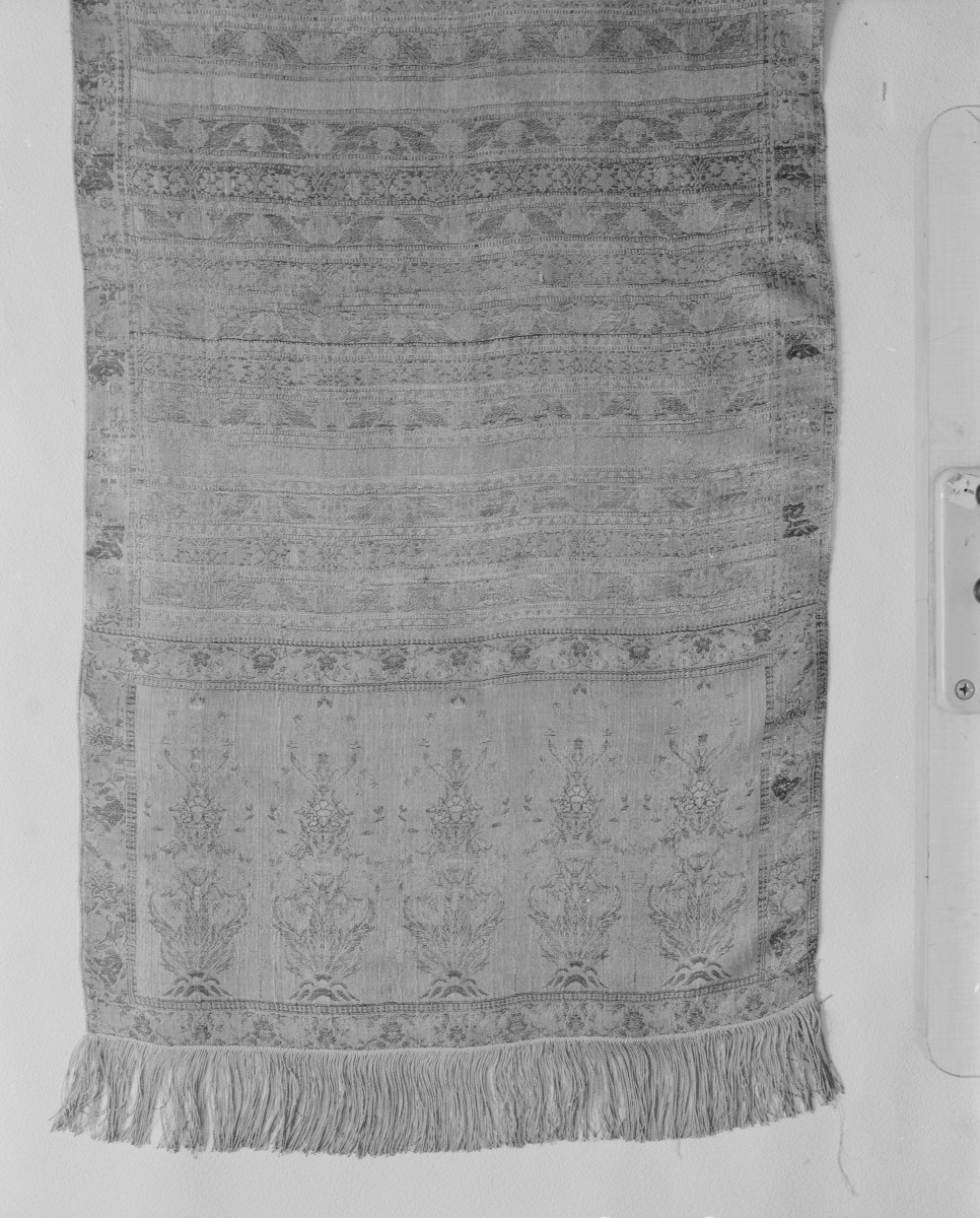 Muzeum Narodowe - zbiory - pas jedwabny jednostronny - Kaszan, Persja /1700 - 1722 rok/ - głowa i wciąża /fragment/ - awers, skan 1