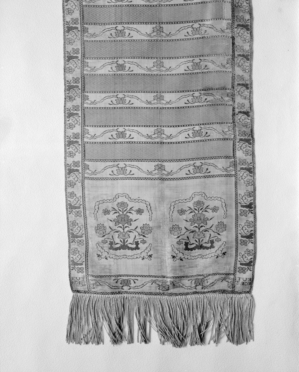 Muzeum Narodowe - zbiory - pas jedwabny czterostronny - Kutkorz /XVIII wiek/ - głowa i wciąża /fragment/ - awers, skan 1