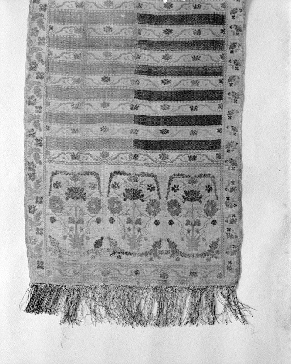 Muzeum Narodowe - zbiory - pas jedwabny czterostronny - Kutkorz /XVIII wiek/ - głowa i wciąża /fragment/ - awers, skan 1