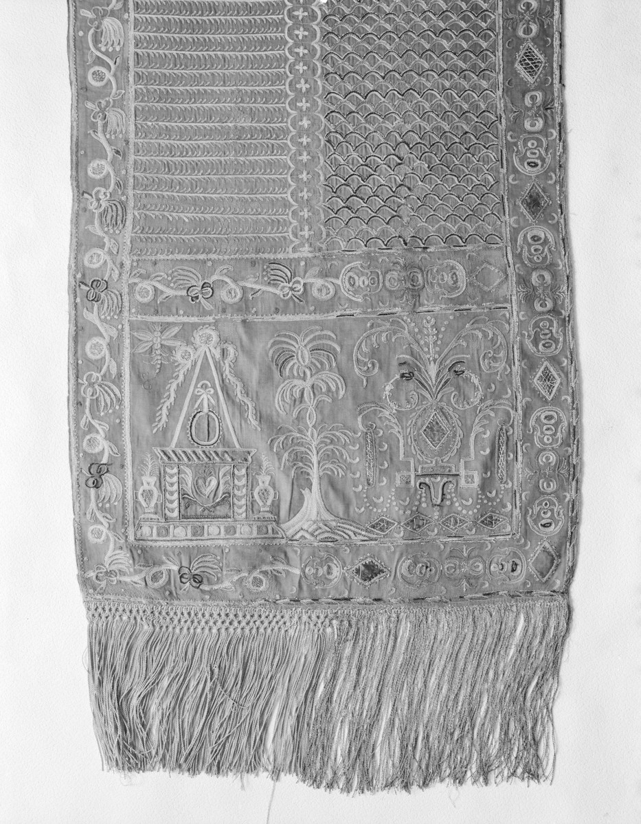 Muzeum Narodowe - zbiory - pas bawełniany haftowany dwustronny - Polska /XVIII wiek/ - głowa i wciąża /fragment/ - awers, skan 1