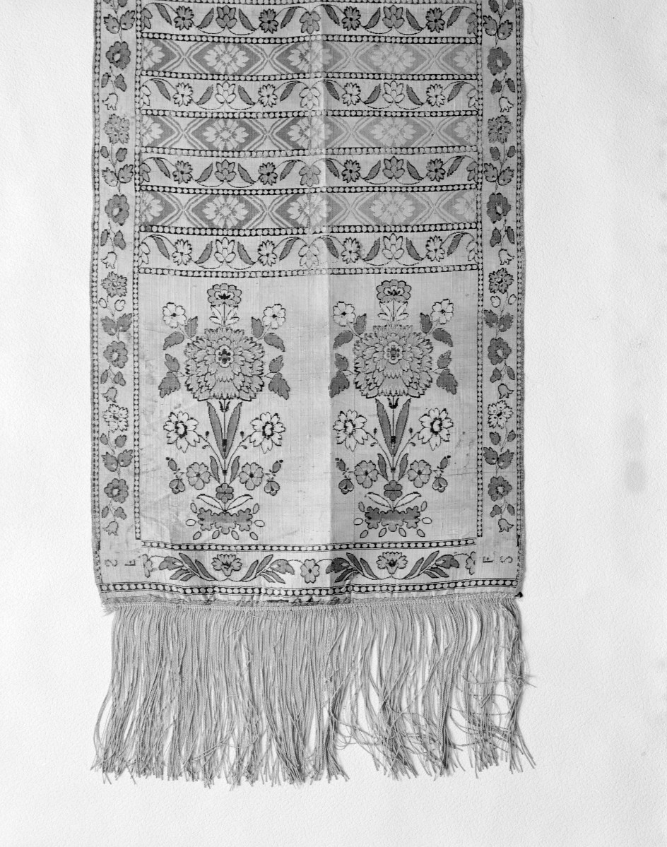 Muzeum Narodowe - zbiory - pas jedwabny czterostronny - Lyon /1785 - 1792 rok/ - głowa i wciąża /fragment/ - awers, skan 1