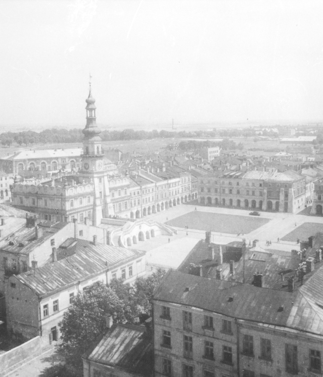 Rynek Wielki  - widok ogólny z lotu ptaka, widoczny ratusz, skan 1