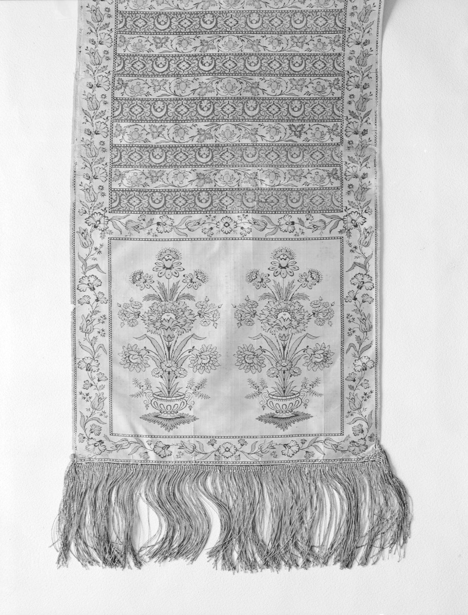 Muzeum Narodowe - zbiory - pas jedwabny czterostronny - Lyon /1785 - 1792 rok/ - głowa i wciąża /fragment/ - awers, skan 1