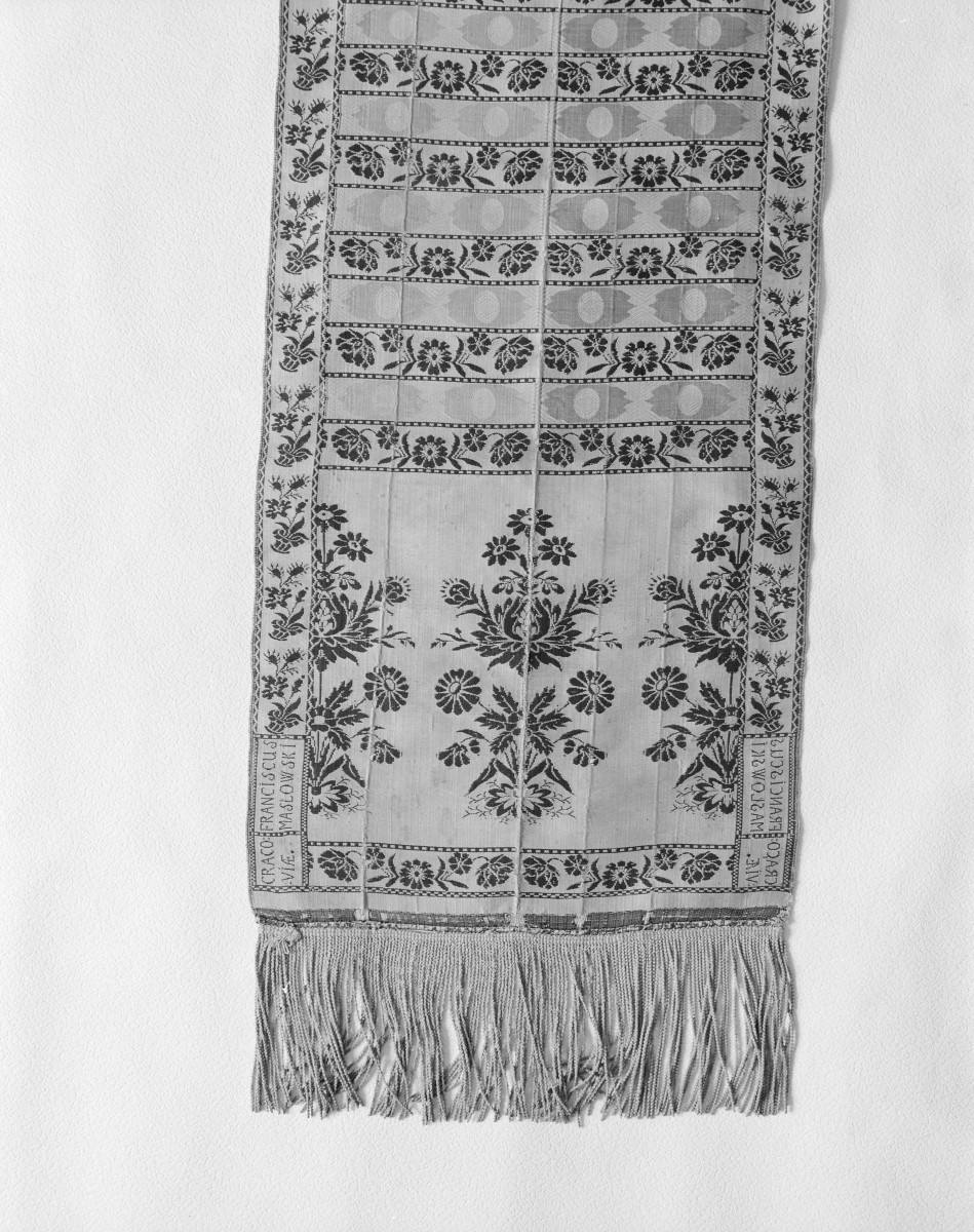 Muzeum Narodowe - zbiory - pas jedwabny czterostronny - Kraków /Franciszek Masłowski 1781 - 1806 rok/ - głowa i wciąża /fragment/ - awers, skan 1