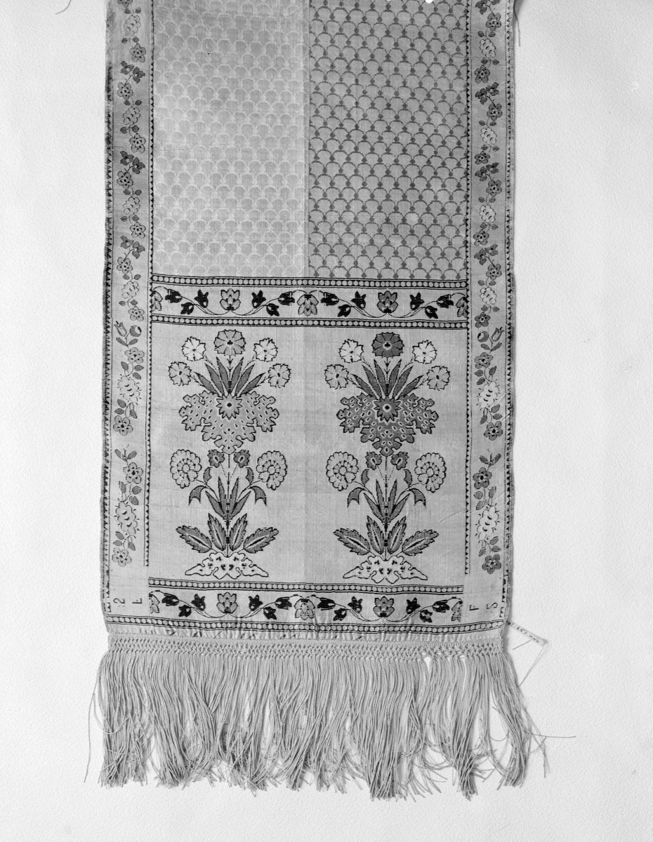 Muzeum Narodowe - zbiory - pas jedwabny czterostronny - Lyon /1785 - 1792 rok/ - głowa i wciąża /fragment/ - awers, skan 1