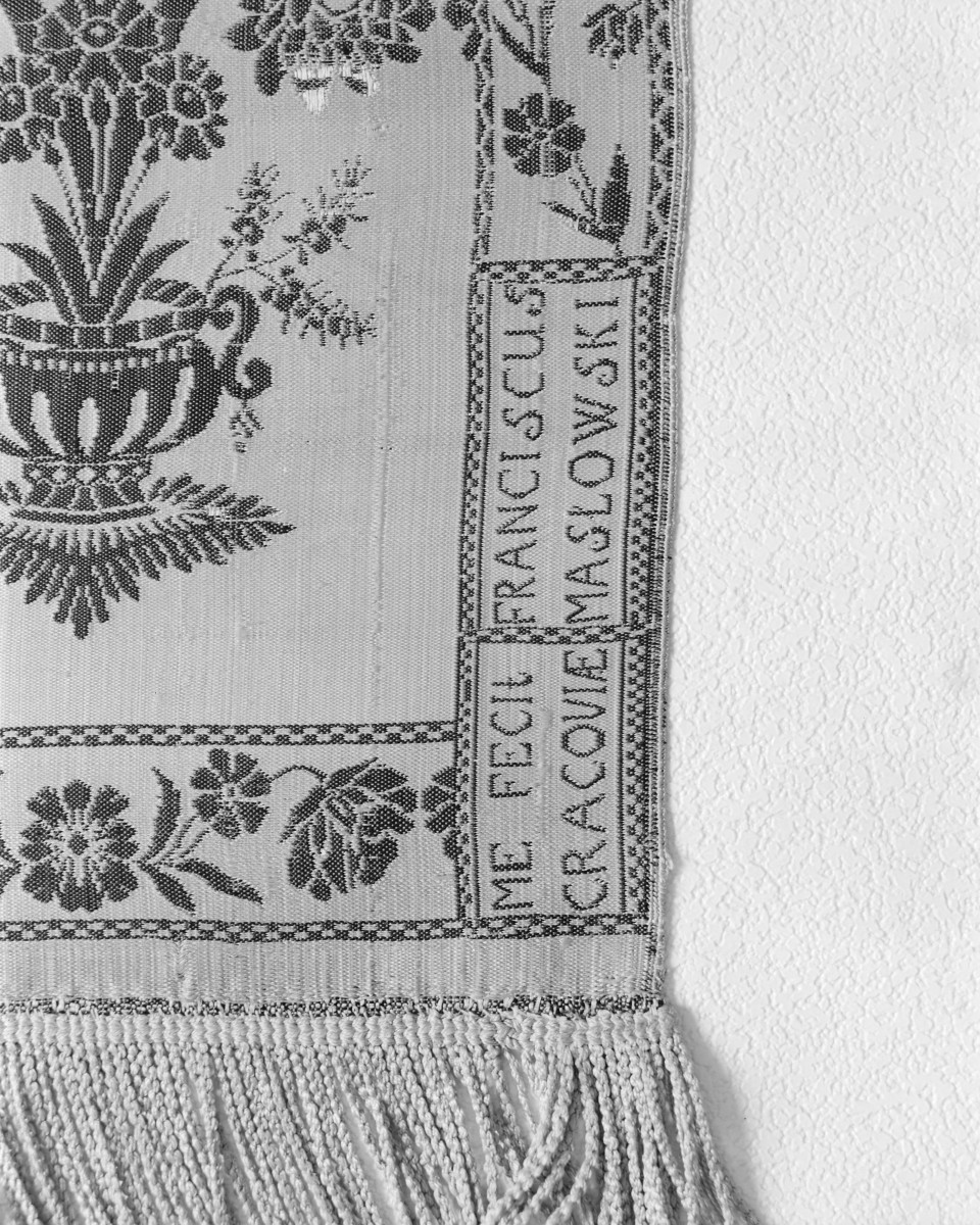 Muzeum Narodowe - zbiory - pas jedwabny czterostronny - Kraków /Franciszek Masłowski 1781 - 1806 rok/ - głowa i wciąża /fragment/ - sygnatura, skan 1