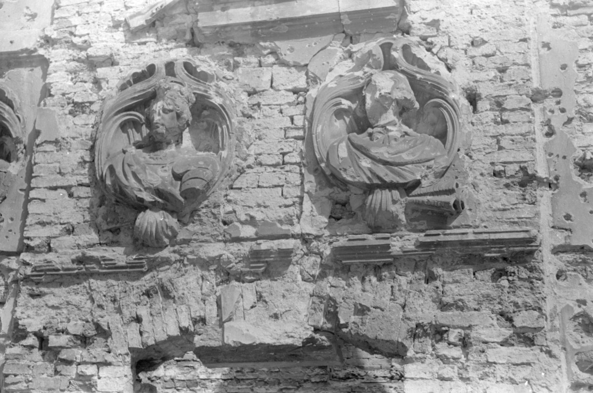gmach Biblioteki Załuskich, tzw. Dom pod Królami - fragment elewacji, medaliony, skan 1