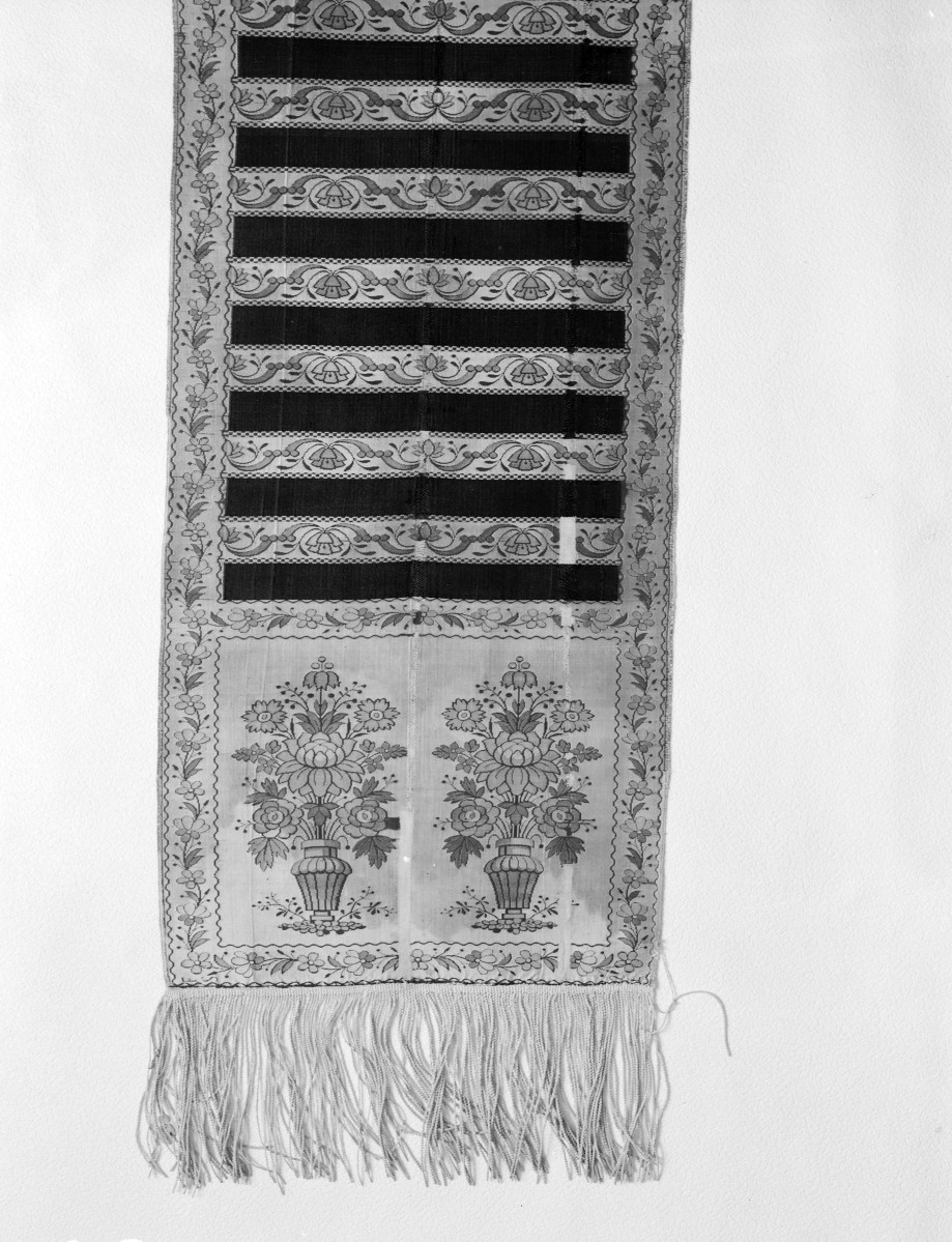 Muzeum Narodowe - zbiory - pas jedwabny tróstronny - Lyon /1785 - 1792 rok/ - głowa i wciąża /fragment/ - awers, skan 1