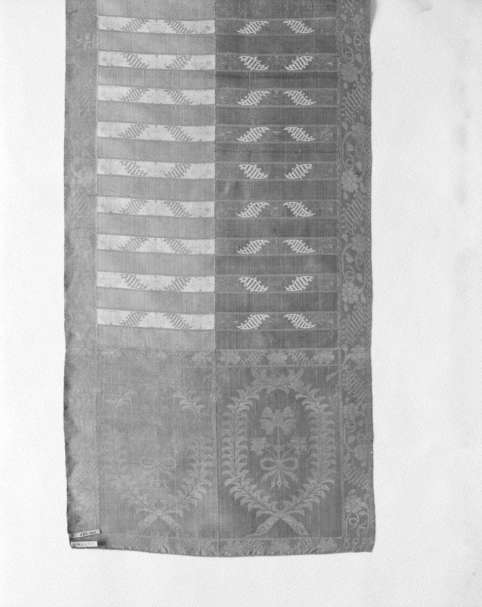 Muzeum Narodowe - zbiory - pas lity czterostronny - Kobyłka /1781 - 1784 rok/ - głowa i wciąża /fragment/ - awers, skan 1