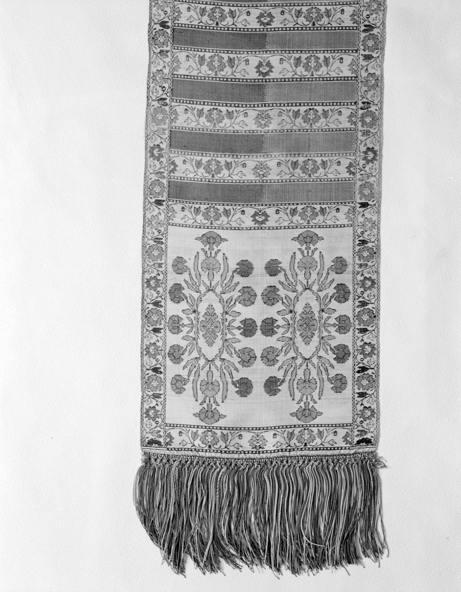Muzeum Narodowe - zbiory - pas jedwabny czterostronny - /XIX wiek/ - głowa i wciąża /fragment/ - awers, skan 1
