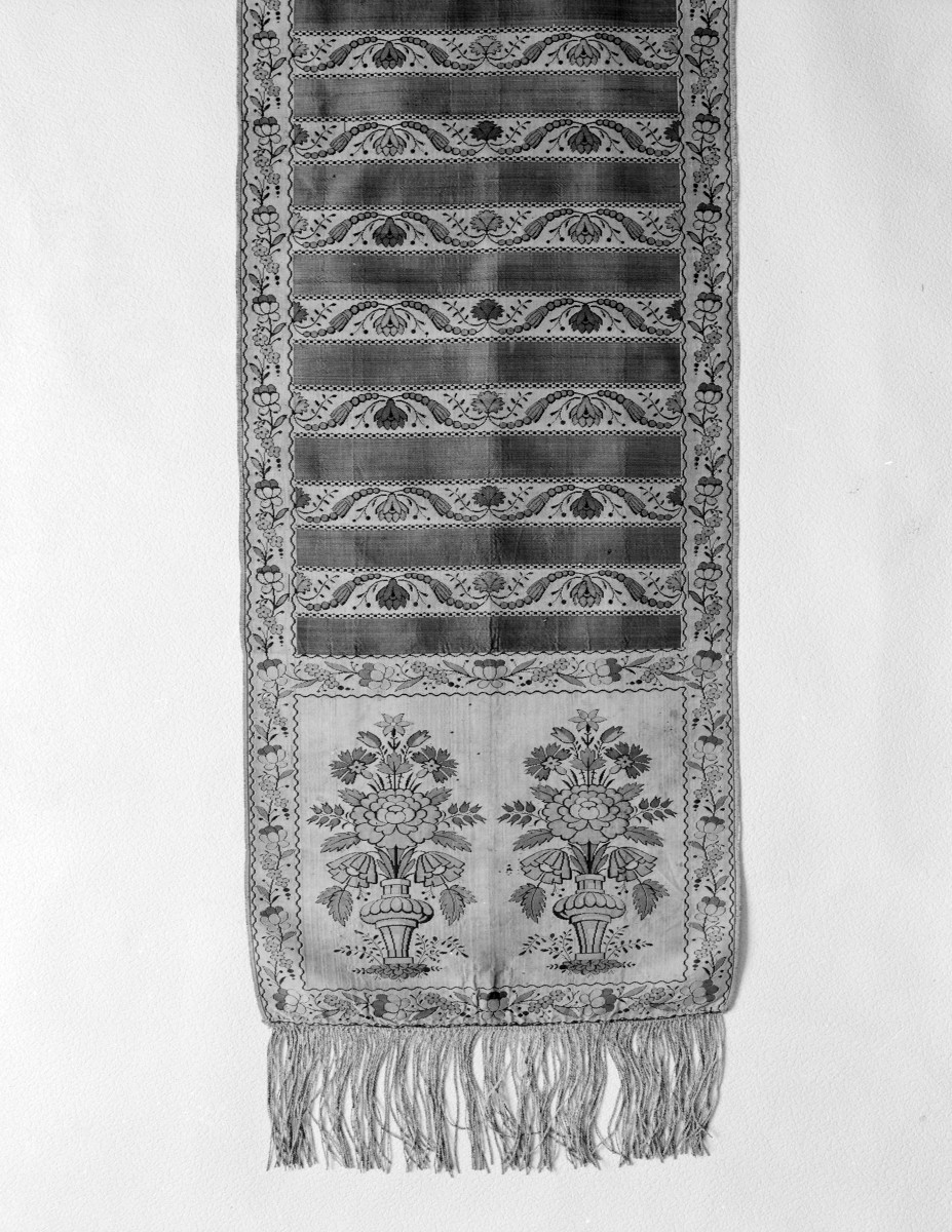 Muzeum Narodowe - zbiory - pas jedwabny dwustronny - Lyon /1785 - 1792 rok/ - głowa i wciąża /fragment/ - awers, skan 1