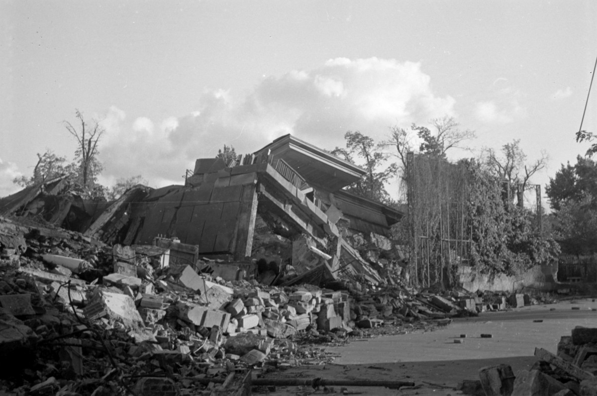 gmach dawnego M.S.Z. - fragment ruin od strony ulicy Niecałej, skan 1
