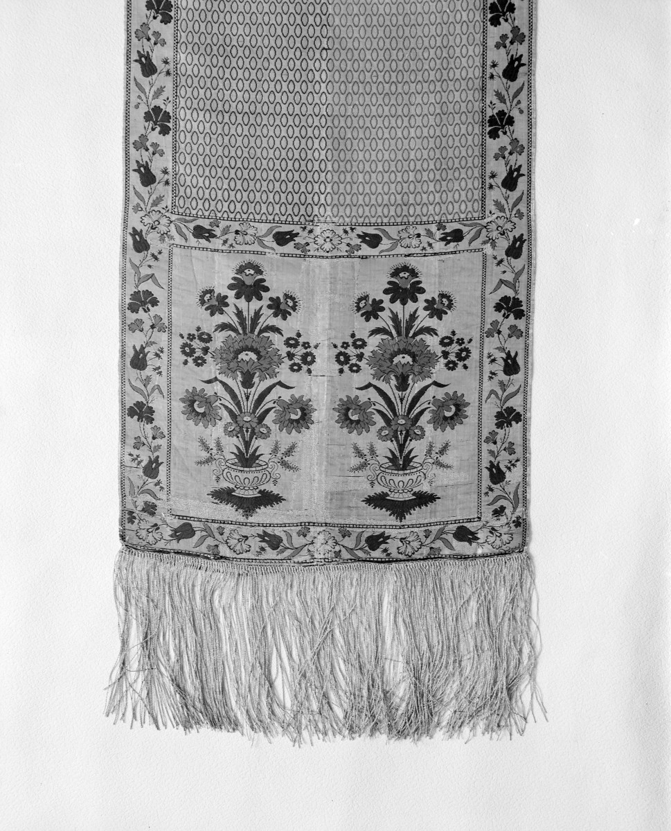 Muzeum Narodowe - zbiory - pas jedwabny dwustronny - Lyon /1785 - 1792 rok/ - głowa i wciąża /fragment/ - awers, skan 1