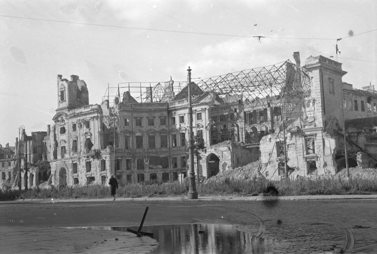 ratusz, Pałac Jabłonowskich - widok ogólny ruin, skan 1