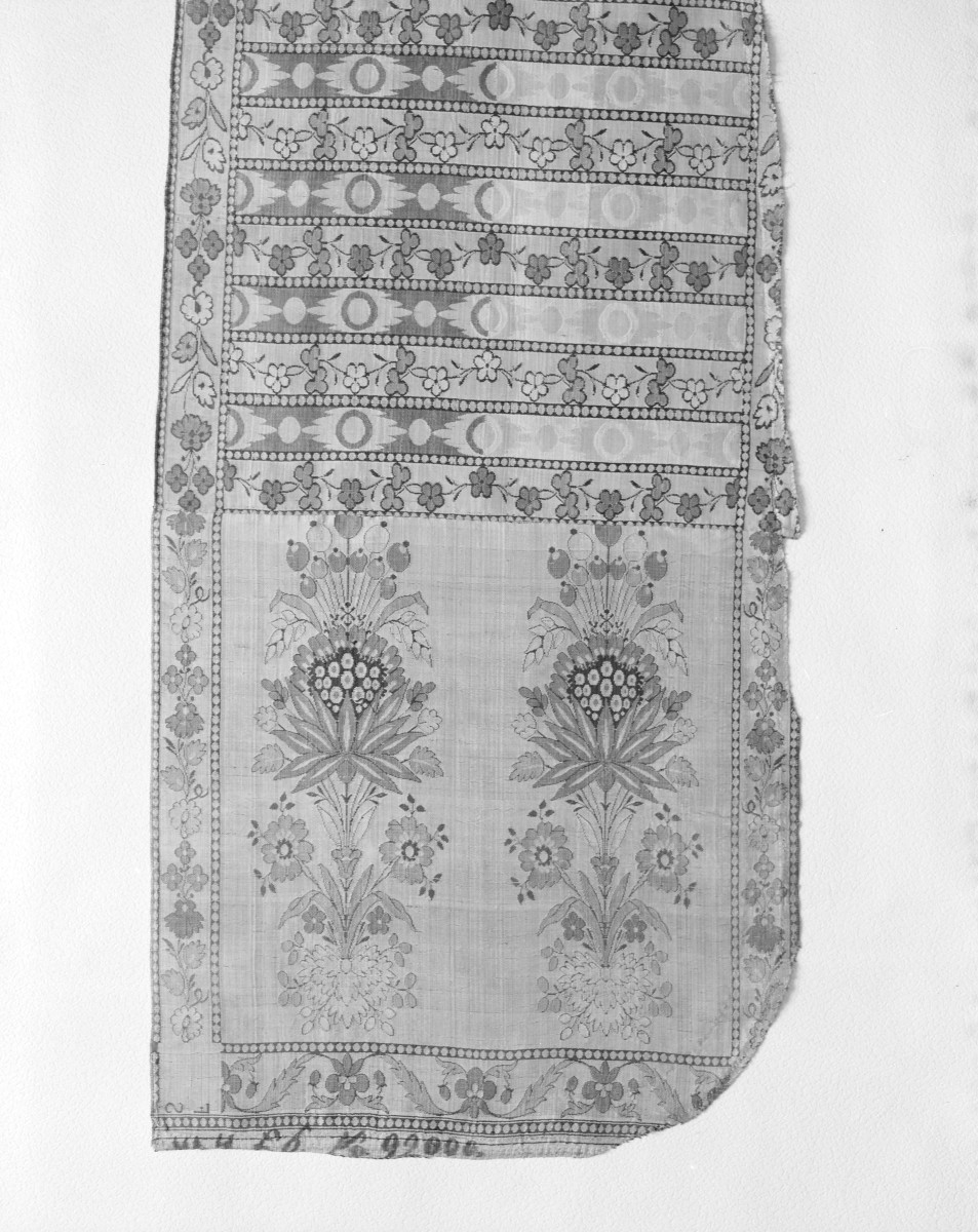 Muzeum Narodowe - zbiory - pas jedwabny czterostronny - Lyon /1785 - 1792 rok/ - głowa i wciąża /fragment/ - awers, skan 1