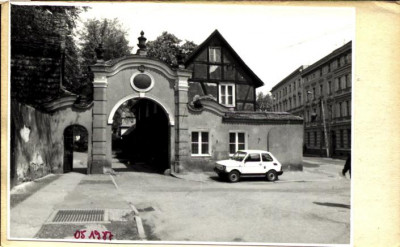 mur cmentarza z bramą przy d. kościele ewang., skan 2