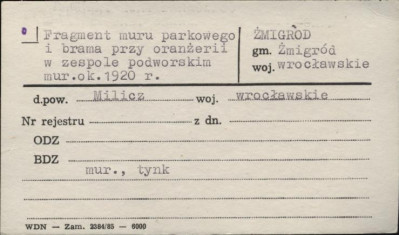 fragment muru parkowego i brama przy oranżerii w zespole podworskim, skan 1