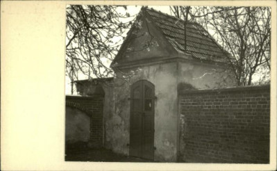kapliczka w ogrodzeniu kość., skan 3