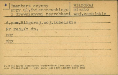 cmentarz czynny z drewnianymi nagrobkami, skan 1