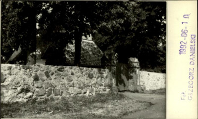 brama i mur cmentarza, skan 2