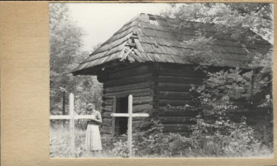 domek drewniany na cmentarzu, skan 2