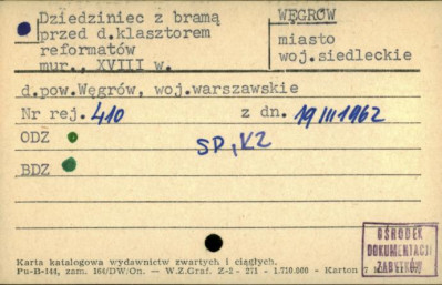 dziedziniec z bramą przed d. klasztorem Reformatów, skan 1