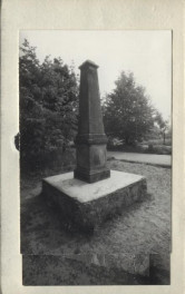 obelisk w parku pałacowym, skan 2
