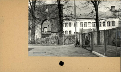 fragmenty obwarowań miejskich-baszta, skan 2