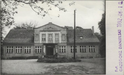 dwór, ob. szkoła podstawowa, skan 2