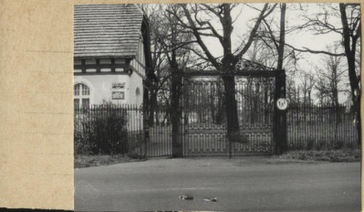 brama do parku pałacowego i ogrodzenie, skan 2