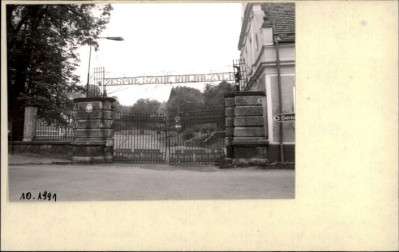 brama - zespół pałacowy główna, od strony wsi, skan 2