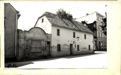 dom mieszkalny z bramą, skan 2