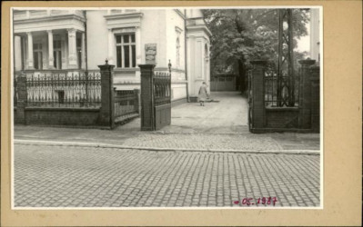 mur ogrodzenia z kratą, skan 2