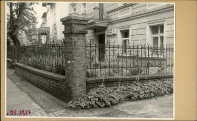 mur ogrodzenia z kratą, skan 2