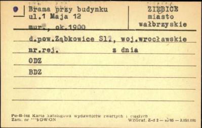 brama przy budynku, skan 1
